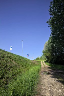 Güneşli bir günde İtalya 'nın kırsal kesiminde toprak yol