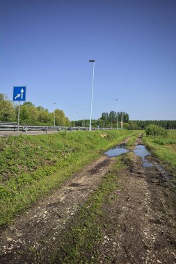 İtalya kırsalında bir otoyolun yanındaki toprak yol.
