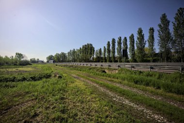 İtalya kırsalında bir otoyolun yanındaki toprak yol.