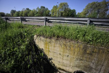 İtalya kırsalında bir otoyolun altındaki drenaj.