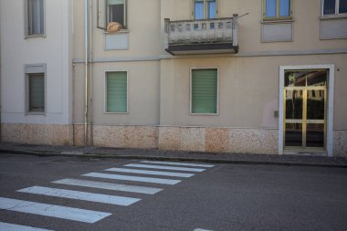 Bir apartman dairesinin girişi