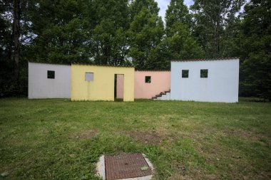 Bina bir çember ve çeşmeye benziyor.