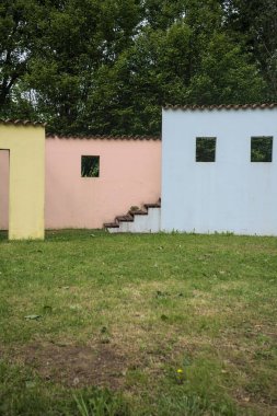 Bina bir çember ve çeşmeye benziyor.