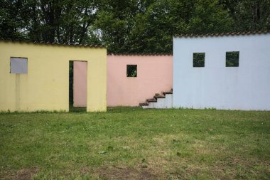 Bina bir çember ve çeşmeye benziyor.