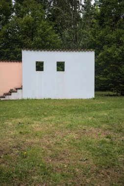 Bina bir çember ve çeşmeye benziyor.