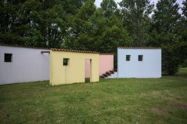 Bina bir çember ve çeşmeye benziyor.