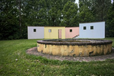 Bina bir çember ve çeşmeye benziyor.