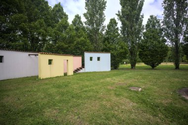 Bina bir çember ve çeşmeye benziyor.