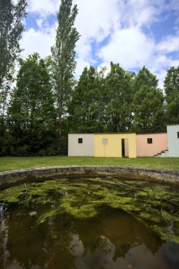 Bina bir çember ve çeşmeye benziyor.