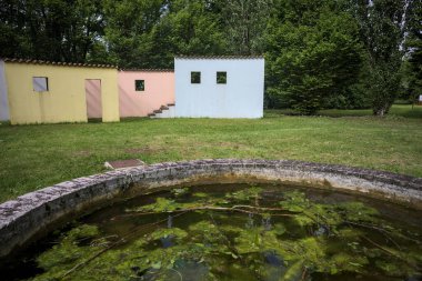 Bina bir çember ve çeşmeye benziyor.