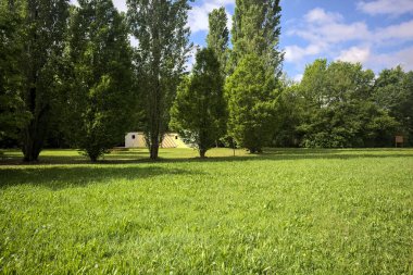 Bina bir çember ve çeşmeye benziyor.