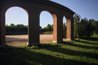 Bir amfitiyatroya benzeyen bir yapı.