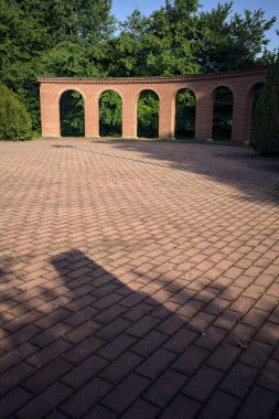 Bir amfitiyatroya benzeyen bir yapı.