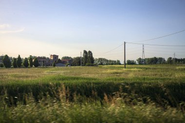 Köyün yanındaki tarla ve malikane.