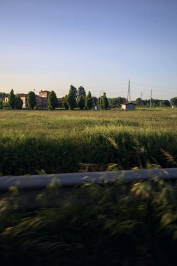 Köyün yanındaki tarla ve malikane.