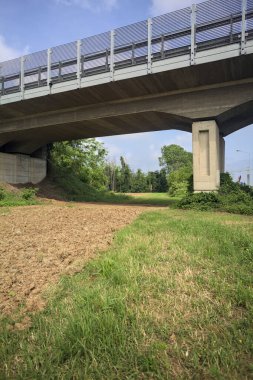 Viyadük ekili bir tarlayı geçiyor.