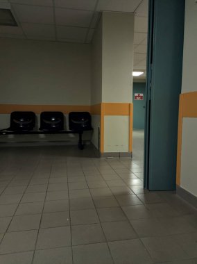 Bir hastanenin bekleme odası.