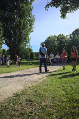 Kırsal bir panayırda insanlar parkta geziniyor.