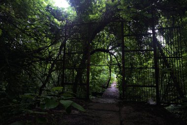 Beton bir patikanın başındaki kapı