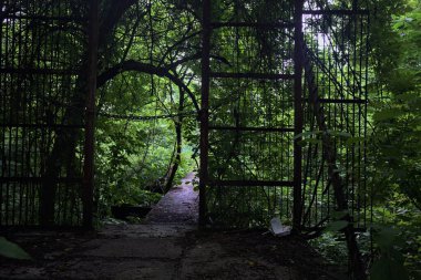 Beton bir patikanın başındaki kapı