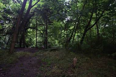 Beton bir patikanın başındaki kapı