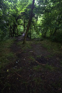 Beton bir patikanın başındaki kapı