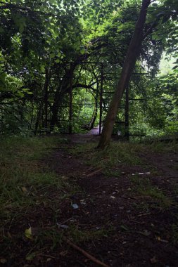 Beton bir patikanın başındaki kapı