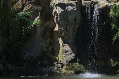 Kayalardan dökülen şelale