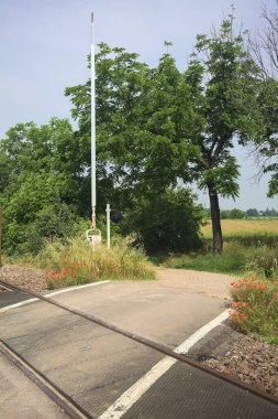 İtalya kırsalında demiryolu geçidi