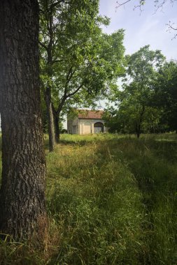 Bir kır evinin ahırı.