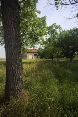 Bir kır evinin ahırı.