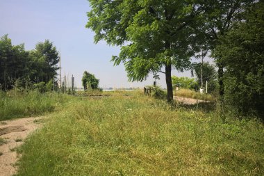 İtalya kırsalında demiryolu geçidi