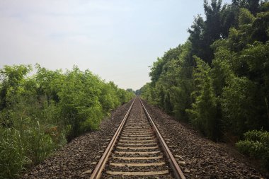 İtalya 'nın kırsal kesimindeki tren yolu.