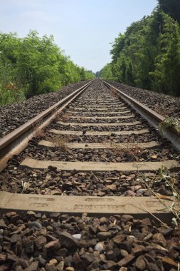 İtalya 'nın kırsal kesimindeki tren yolu.