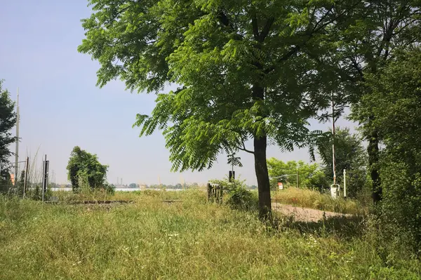 İtalya kırsalında demiryolu geçidi