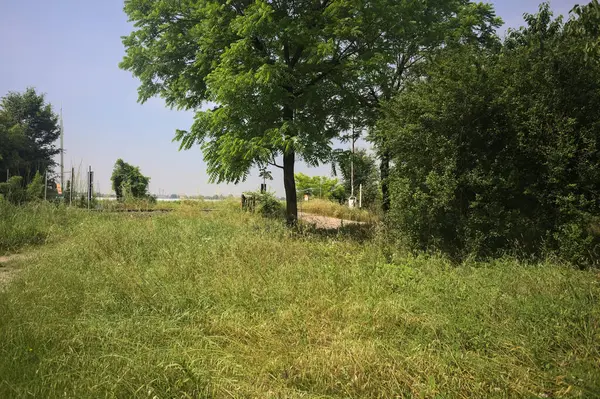 İtalya kırsalında demiryolu geçidi