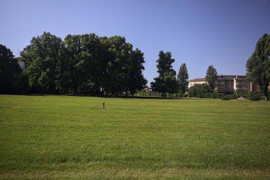 Parkta fıskiyeyle temizliyorum.