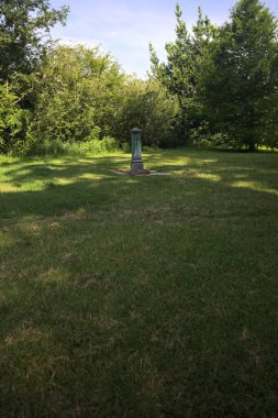 Ağaçların yanındaki halk çeşmesi