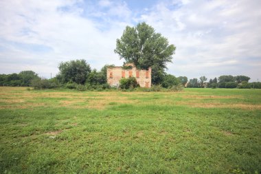 Terk edilmiş kır evi bir tarlada