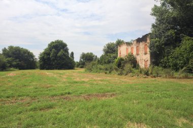 Terk edilmiş kır evi bir tarlada