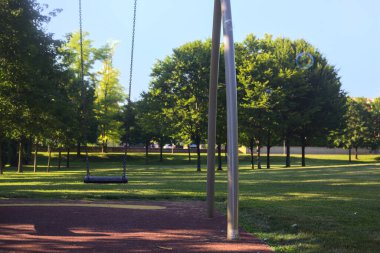 Çocuk parkında sallan