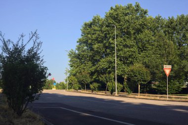 Gün batımında cadde ve kavşak