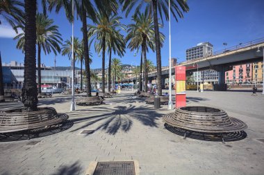 Deniz kenarındaki banklarla dolaş.