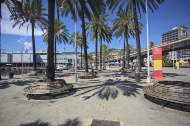 Deniz kenarındaki banklarla dolaş.