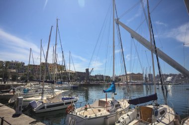 Deniz kıyısında tekneleri olan liman.