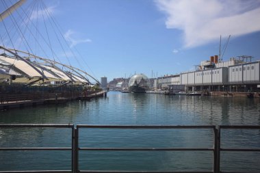 Limanda binaları olan iskele.