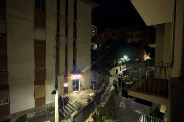 Geceleri binalar arasında ara sokak