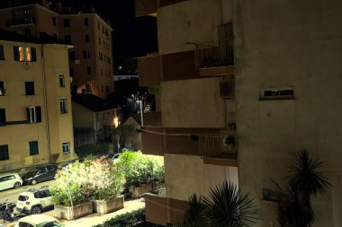 Gece bir sokakta apartman dairesi