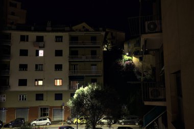 Gece bir sokakta apartman dairesi