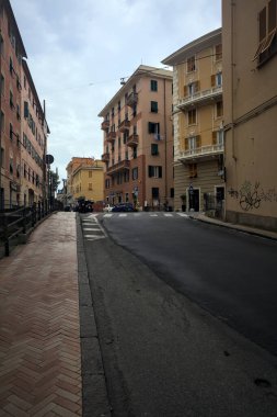 Bulutlu bir günde yokuş aşağı